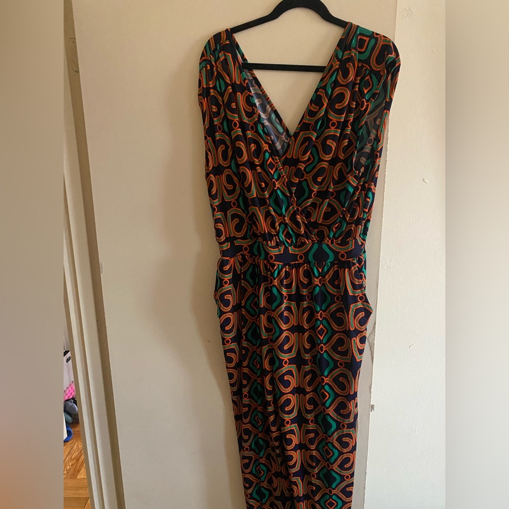 Bold print jumpsuit w/pockets!